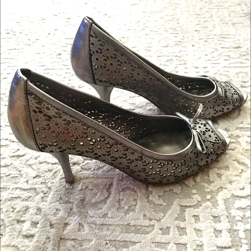 Oscar de la Renta Pewter Peep Toe Pump Bow Detail